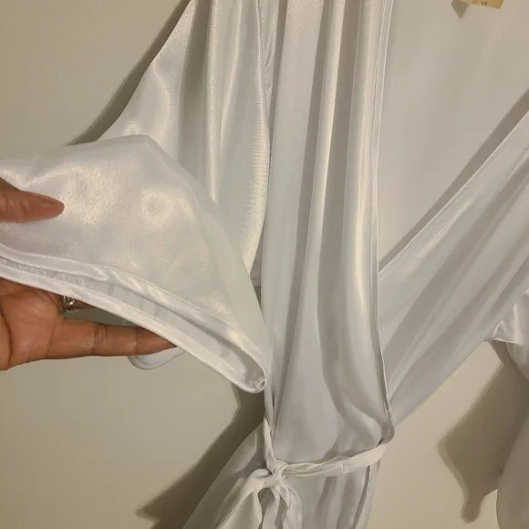 Josie by NatoriWomen's Vintage White Belted Long Sleeve Robe (Size Large)